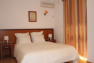 Uma noite em quarto duplo com pequeno-almoço para 2 em Hotel Pinhal do Sol em Quarteira (Faro)