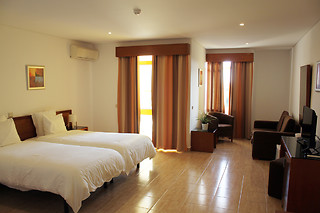 Uma noite em quarto duplo com pequeno-almoço para 2 em Hotel Pinhal do Sol em Quarteira (Faro)