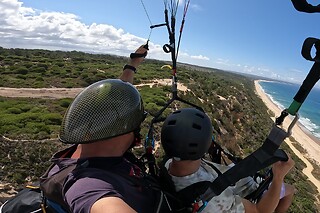 Voo de parapente com GoPro para 1 | Fly Lisbon Paragliding - Costa da Caparica
