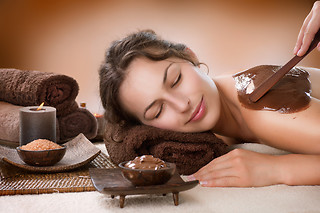 Uma massagem de corpo inteiro com aroma de cacau e hidratação de chocolate para 2 em Beautiful & Happy Day Spa (Porto)