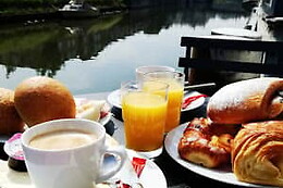 B3  (Bed & Breakfast Boat)