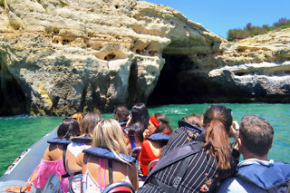 Um passeio pelas grutas de Benagil para 1 adulto e 1 criança em Seadolphins Algarve em Portimão (Faro)