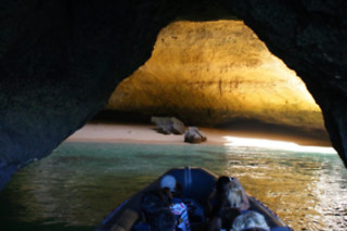 Um passeio pelas grutas de Benagil para 1 adulto e 1 criança em Seadolphins Algarve em Portimão (Faro)