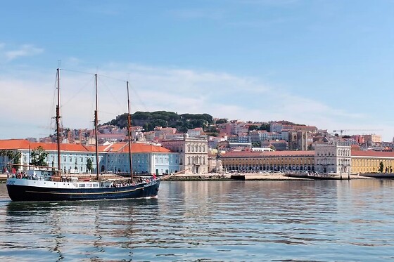 Passeio de barco ao pôr do sol no Rio Tejo + Mimo gastronómico para 2 | Veltagus - Lisboa