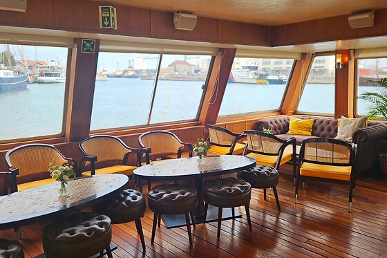 Passeio de barco ao pôr do sol no Rio Tejo + Mimo gastronómico para 2 | Veltagus - Lisboa
