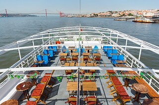 Passeio de barco ao pôr do sol no Rio Tejo + Mimo gastronómico para 2 | Veltagus - Lisboa