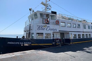 Passeio de barco ao pôr do sol no Rio Tejo + Mimo gastronómico para 2 | Veltagus - Lisboa