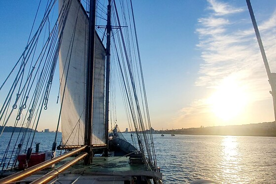 Passeio de barco ao pôr do sol no Rio Tejo + Mimo gastronómico para 2 | Veltagus - Lisboa