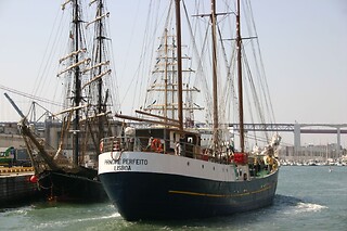 Passeio de barco ao pôr do sol no Rio Tejo + Mimo gastronómico para 2 | Veltagus - Lisboa