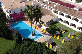 Uma noite em quarto standard com pequeno-almoço para 2 em Cerro da Marina Hotel em Albufeira (Faro)