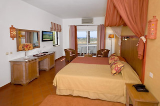 Uma noite em quarto standard com pequeno-almoço para 2 em Cerro da Marina Hotel em Albufeira (Faro)