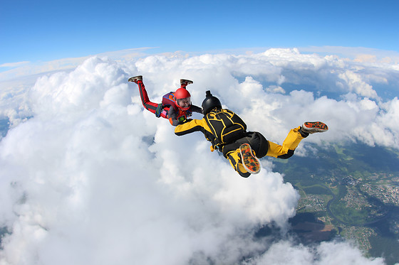 Salto de paraquedas e atividades extremas