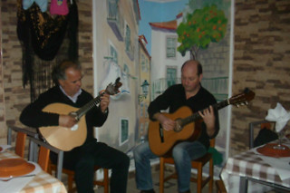 Pratos Típicos com Fado ao Vivo para 2 | Porta D'Alfama (Lisboa)