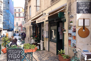 Pratos Típicos com Fado ao Vivo para 2 | Porta D'Alfama (Lisboa)