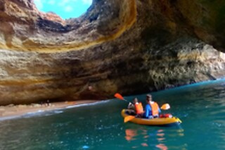 Aluguer de kayak para 1 adulto e 1 criança em Benagil Kayak em Lagoa (Faro)