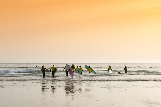 Estadia com pequeno-almoço + Aula de Surf para 2 na Costa da Caparica | Villa Caparica Hostel