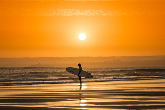 Estadia com pequeno-almoço + Aula de Surf para 2 na Costa da Caparica | Villa Caparica Hostel