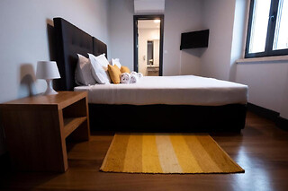 Estadia com pequeno-almoço + Aula de Surf para 2 na Costa da Caparica | Villa Caparica Hostel