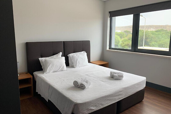 Estadia com pequeno-almoço + Aula de Surf para 2 na Costa da Caparica | Villa Caparica Hostel