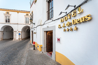 Uma noite em quarto duplo com pequeno-almoço para 2 em Hotel São João de Deus em Elvas (Portalegre)