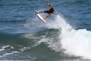 Uma aula de surf para 1 em Boarder Club Portugal em Costa da Caparica (Setúbal)