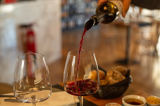 Um almoço ou jantar para 2 em Seis Wine Bar - Garrafeira & Petiscos (Lisboa)