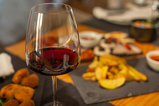 Um almoço ou jantar para 2 em Seis Wine Bar - Garrafeira & Petiscos (Lisboa)