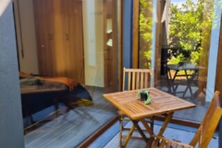 Uma noite em casa ecológica com pequeno-almoço para 2 adultos e 1 criança em Quinta do Abacate Glamping Park em Angra do Heroísmo (Açores)
