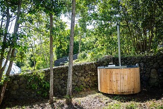 Uma noite em Dome ou Cocoon com pequeno-almoço para 2 em Quinta do Abacate Glamping Park em Angra do Heroísmo (Açores)