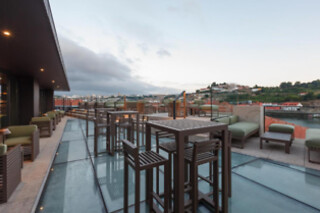 Uma noite em quarto duplo com pequeno-almoço para 2 em Neya Porto Hotel**** (Porto)