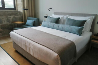 Uma noite em quarto duplo com pequeno-almoço para 2 em Neya Porto Hotel**** (Porto)