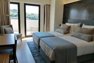 Uma noite em quarto duplo com pequeno-almoço para 2 em Neya Porto Hotel**** (Porto)