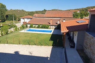 Uma Noite em Quarto Duplo c/ Pequeno-Almoço + Cabaz Regional para 2 | Casa da Marquinhas, Lama de Ouriço (Vila Real)