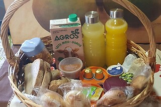 Uma Noite em Quarto Duplo c/ Pequeno-Almoço + Cabaz Regional para 2 | Casa da Marquinhas, Lama de Ouriço (Vila Real)