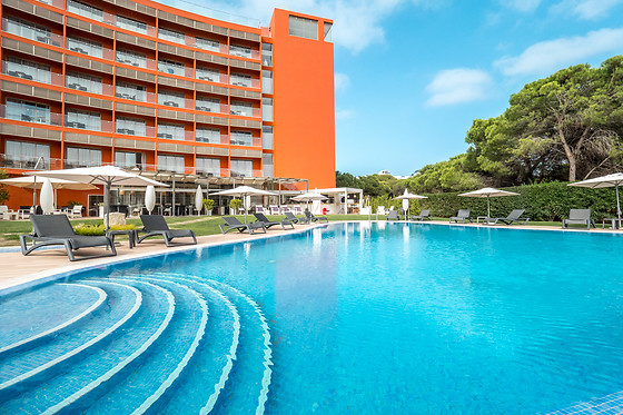 Uma noite em quarto duplo/twin clássico com pequeno-almoço para 2 em Aqua Pedra dos Bicos**** em Albufeira (Faro)