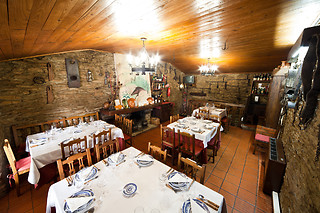 Refeição ou Degustação de enchidos com visita guiada à Fábrica para 2 | Restaurante Típico D. Roberto em Bragança