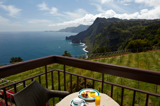Uma noite em quarto duplo com pequeno-almoço para 2 em Hotel Quinta do Furão**** em Santana (Madeira)