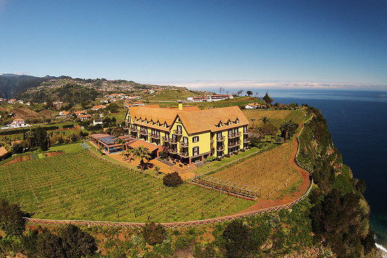 Uma noite em quarto duplo com pequeno-almoço para 2 em Hotel Quinta do Furão**** em Santana (Madeira)