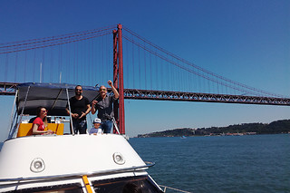 Passeio de Barco no Rio Tejo para 2 | Lazy Lisbon Cruises- Esgueira & Santos Lda em Lisboa