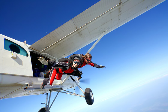 Salto de paraquedas e atividades extremas