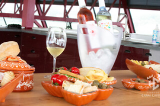Prova de Vinho + Tapas Regionais | 2 Pessoas - 1h | Herdade Canal Caveira, Grândola