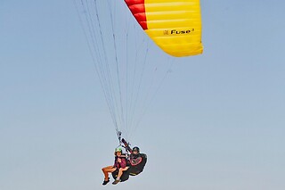 Voo de Parapente para 2 com a Gin Gliders Azores na Praia da Gralha (Leiria)