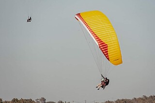 Voo de Parapente para 2 com a Gin Gliders Azores na Praia da Gralha (Leiria)