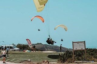 Voo de Parapente para 2 com a Gin Gliders Azores na Praia da Gralha (Leiria)