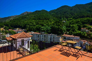 Uma noite em quarto triplo com pequeno-almoço para 2 adultos e 1 criança em Nations Gerês Bed & Breakfast em Gerês (Braga)