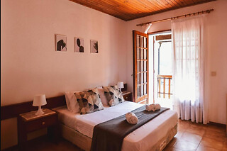 Uma noite em quarto triplo com pequeno-almoço para 2 adultos e 1 criança em Nations Gerês Bed & Breakfast em Gerês (Braga)