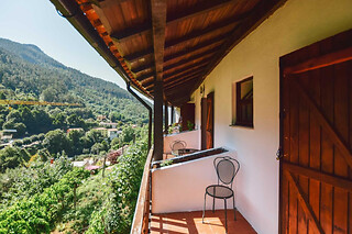 Uma noite em quarto triplo com pequeno-almoço para 2 adultos e 1 criança em Nations Gerês Bed & Breakfast em Gerês (Braga)