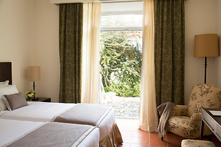Uma noite em quarto duplo superior com pequeno-almoço para 2 em Pateo dos Solares Charm Hotel**** em Estremoz (Évora)