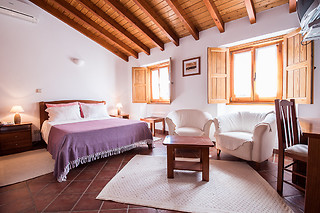 Uma noite em quarto duplo com pequeno-almoço e um jantar para 2 em Turismo Rural Nave Redonda do Cerro - Countryside em Sabóia (Beja)