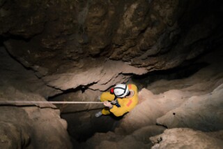 Espeleologia com circuito de rappel e escalada | Para 1 - 8h | Discover The Nature - Arrábida